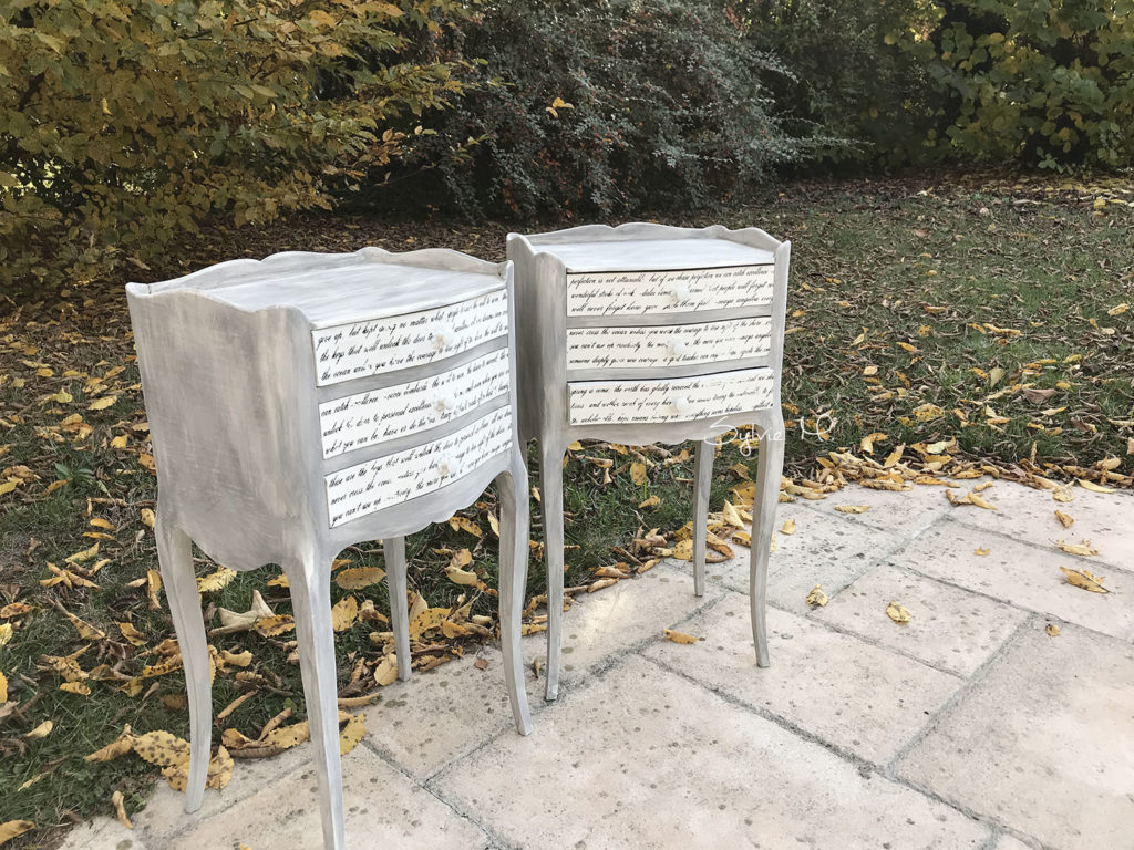 old white et graphite d'annie sloan avec transfert pelliculable sur tables de nuit